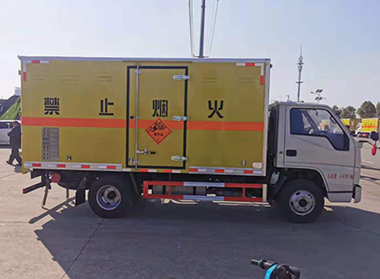 乐至爆破器材运输车工人安全操作规范与智能技术保障